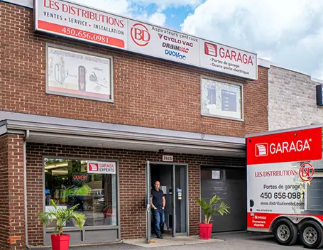 Facade Distribution BD avec le propriétaire dans la porte