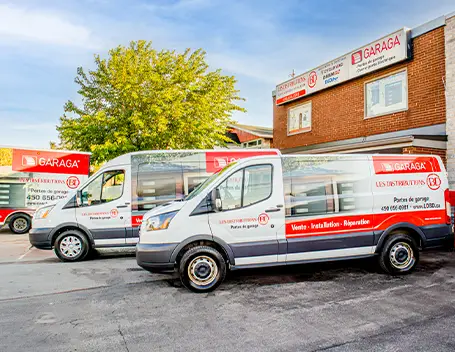 Camions Distribution BD dans la cours du commerce