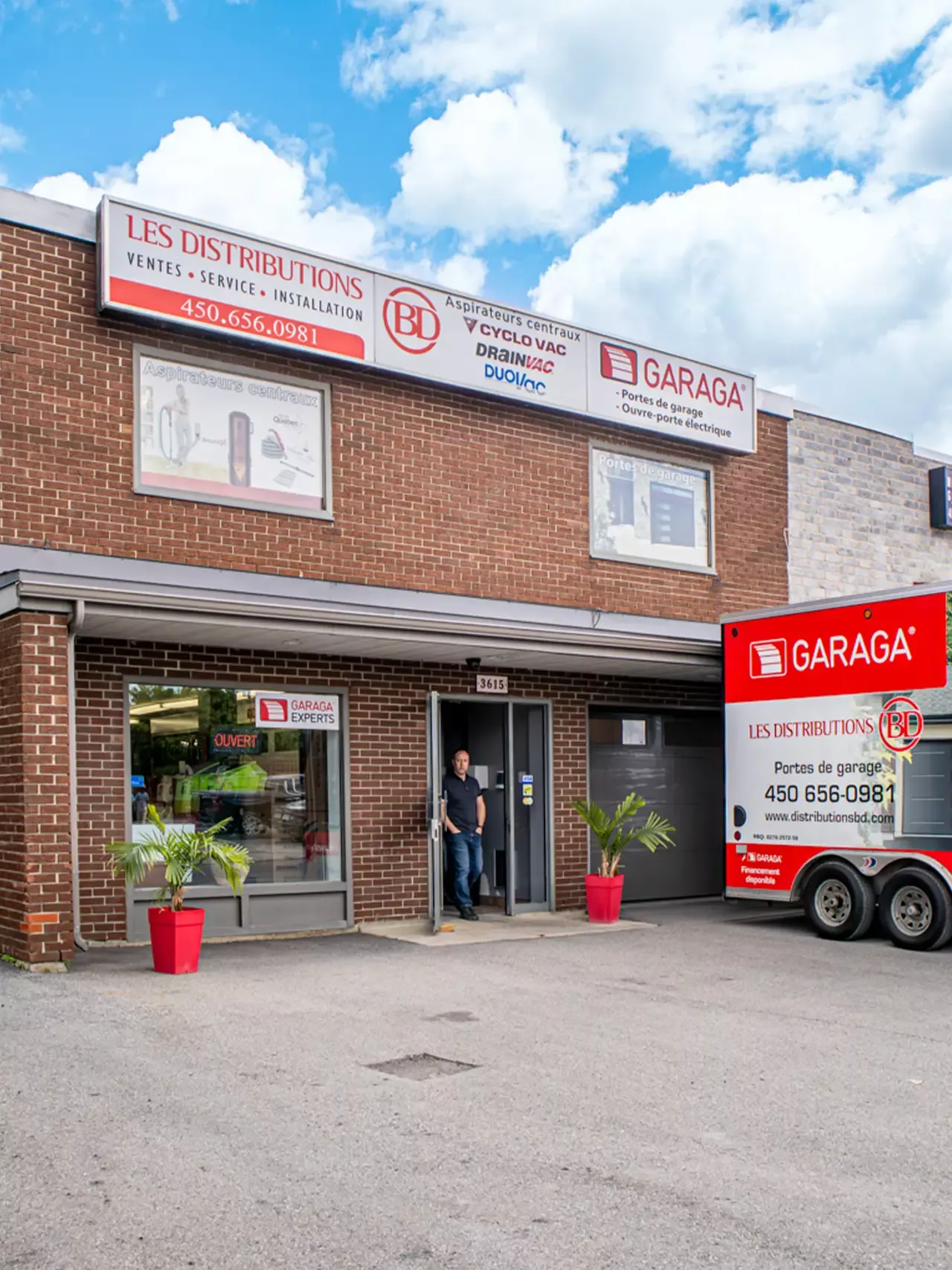 Facade Distribution BD avec le propriétaire dans la porte