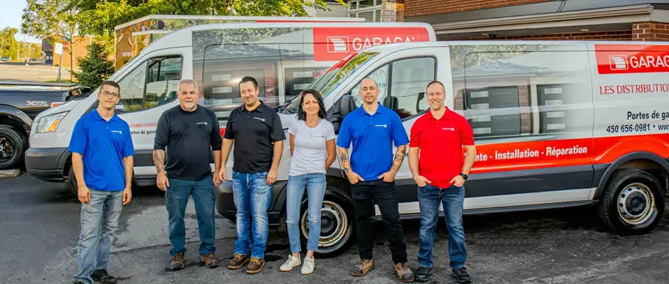 Équipes de techniciens et conseillers de porte de garage devant le camion de Distribution BD