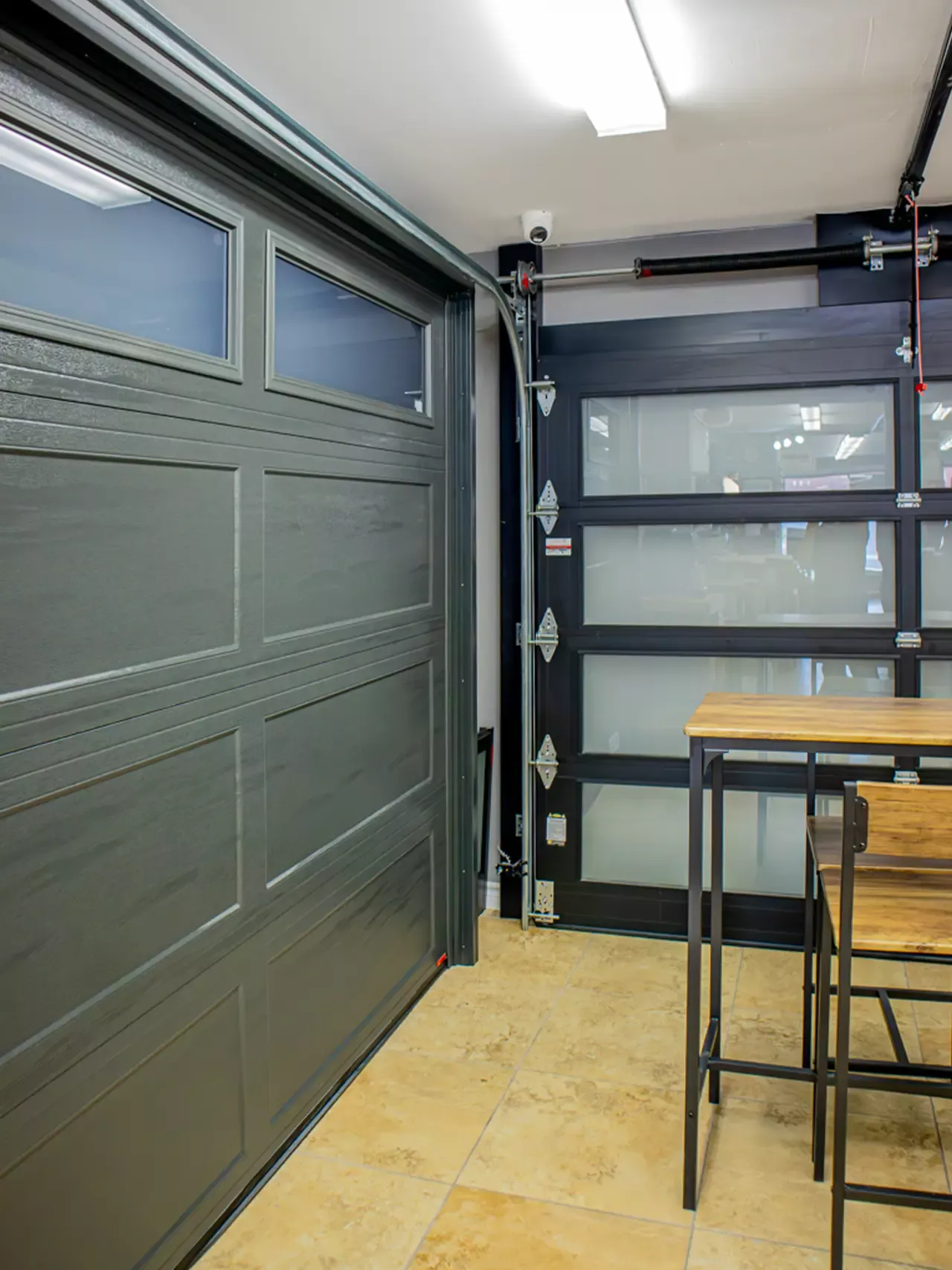 Deux portes de garage complètes avec fenêtres dans la salle de montre de Distribution BD