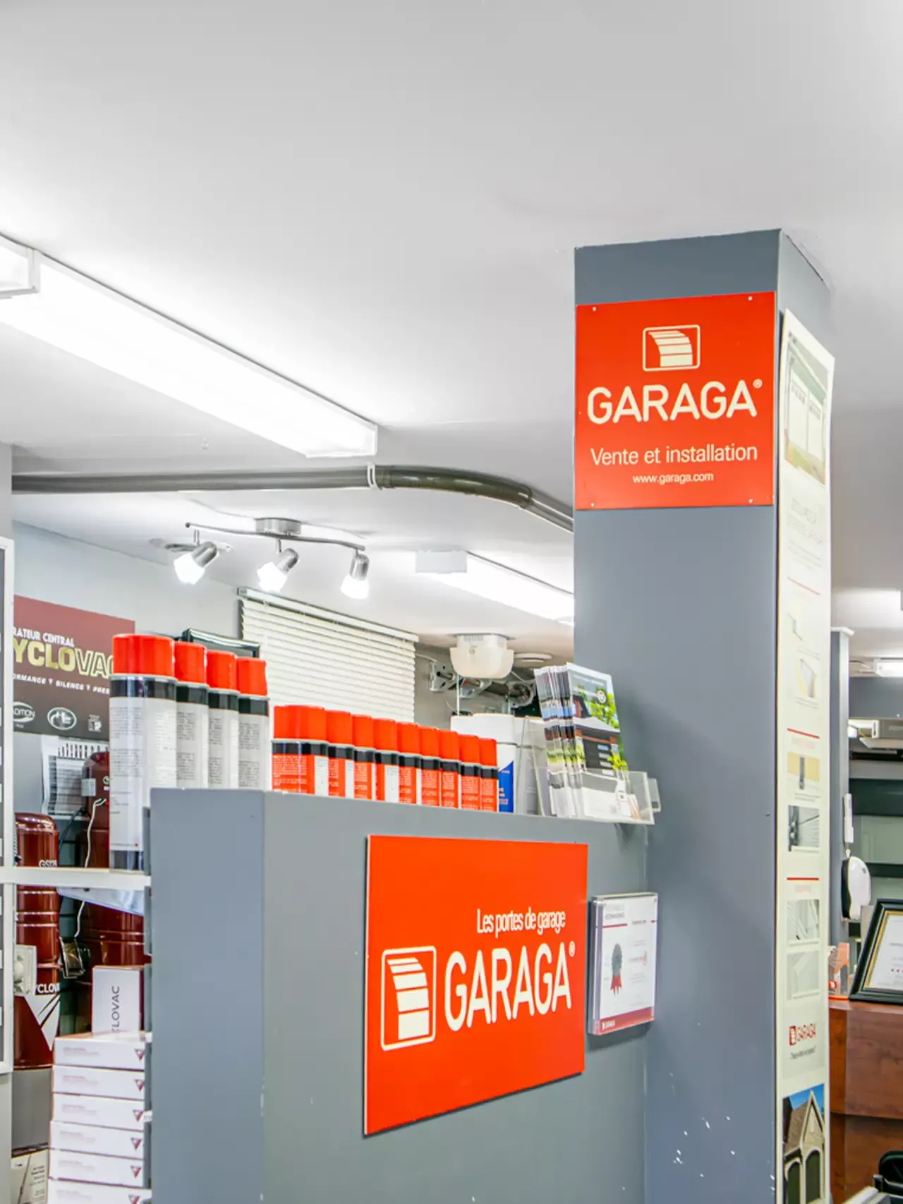 Affiches Garaga dans la salle de montre de Distribution BD
