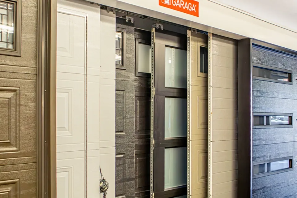Différentes portes de garage disponible en salle de montre